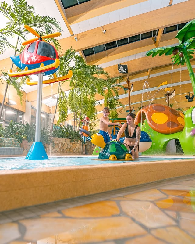 Kinderbereich mit Wasserspielen und bunten Figuren im Aquamagis Plettenberg