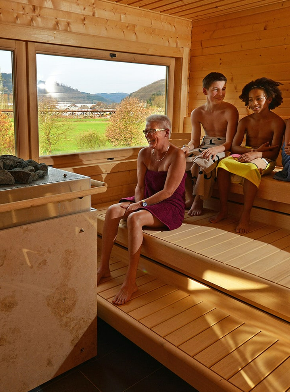 Gäste entspannen in der Panorama-Sauna mit Ausblick im Aquamagis Plettenberg
