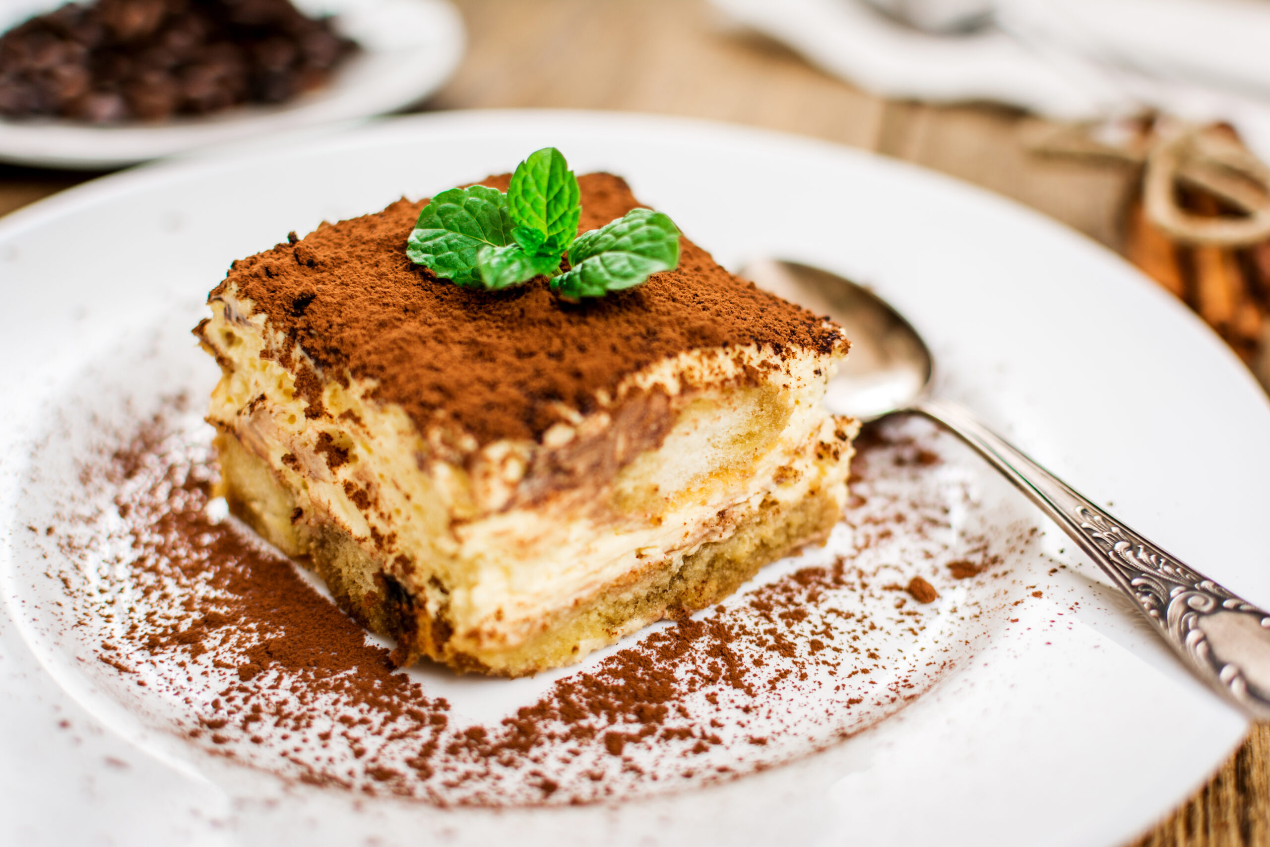 Frisch zubereitetes Tiramisu mit Kakaopulver und Minze im City Fritti Hilden