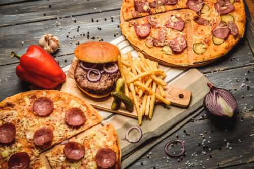 Kombination aus Pizza, Burger und Pommes im City Fritti Hilden serviert