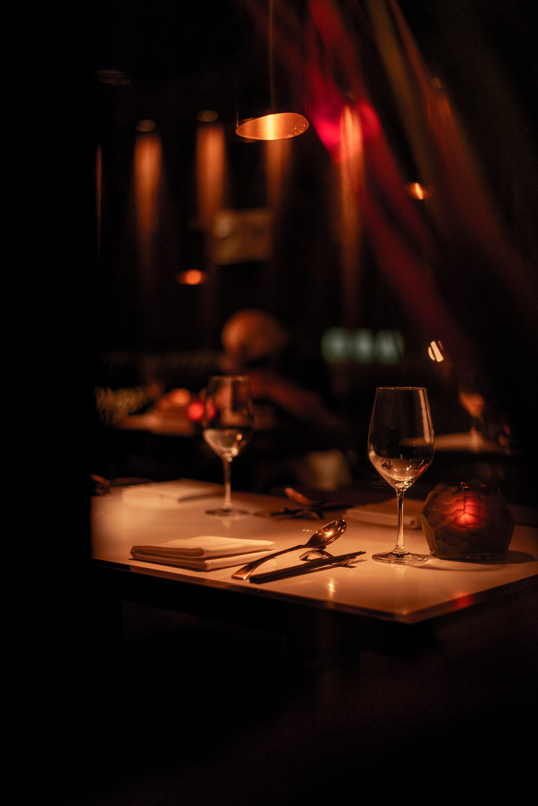 Stimmungsvoll gedeckter Tisch im Inner in the Dark für ein 3-Gänge-Überraschungsmenü bei Kerzenschein