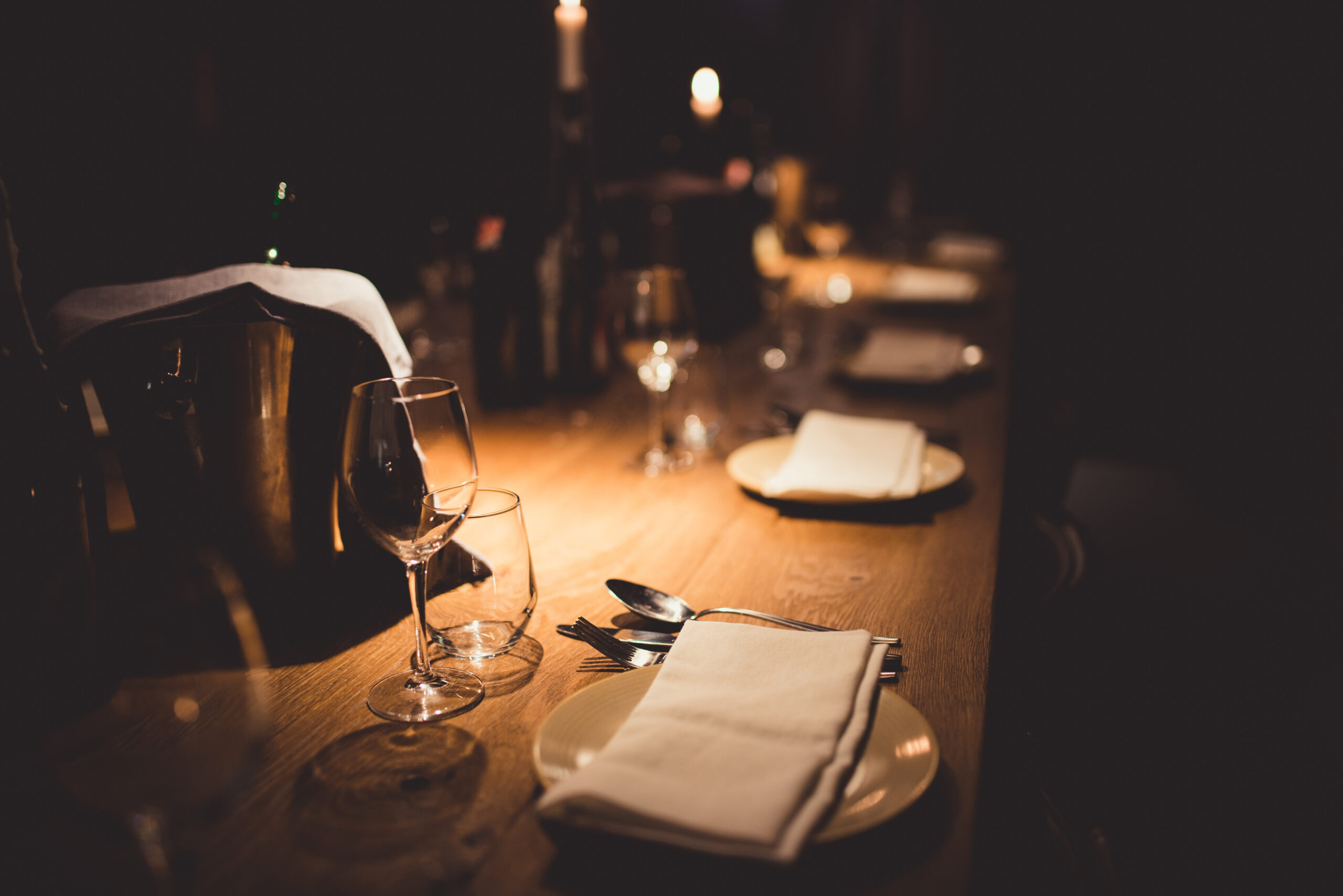 Elegant gedeckter Tisch für ein Dinner in the Dark mit 3-Gänge-Überraschungsmenü