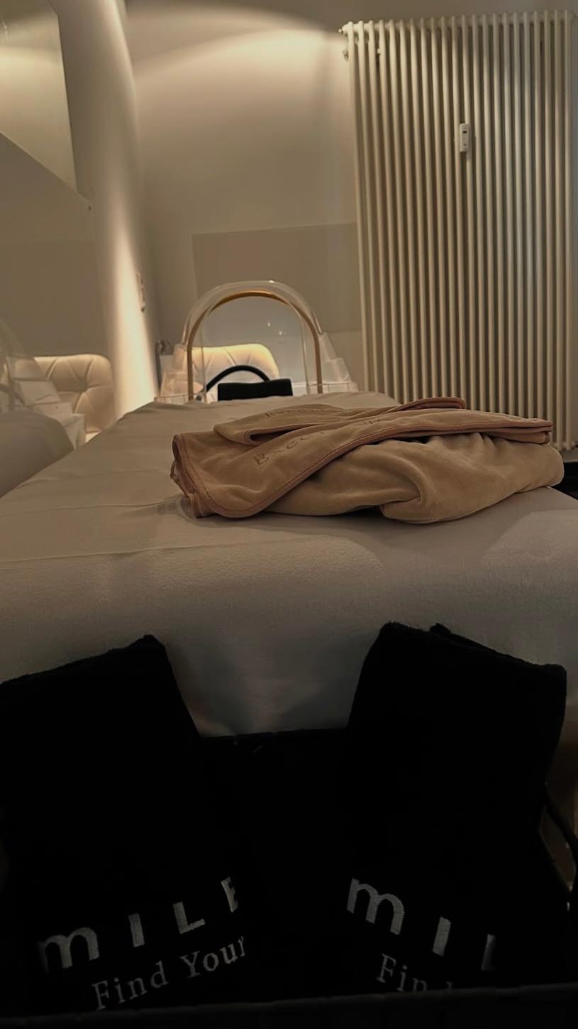 Behandlungsraum mit Liege und Decke im Salon Excellent Hair Wiesbaden