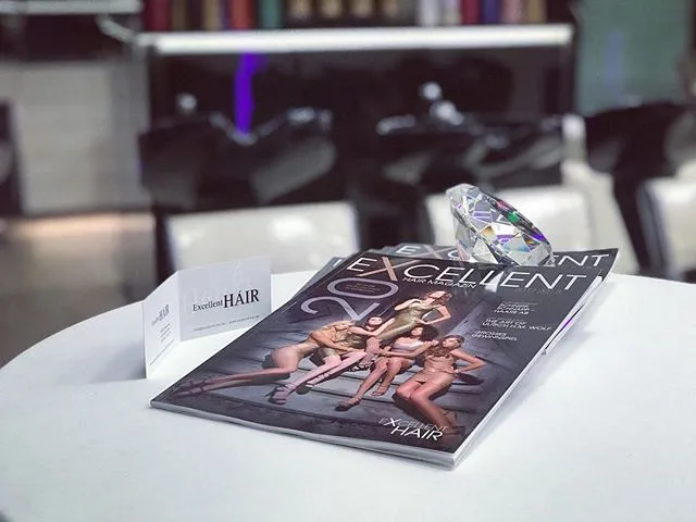 Broschüre von Excellent Hair Wiesbaden auf einem Tisch im Salon