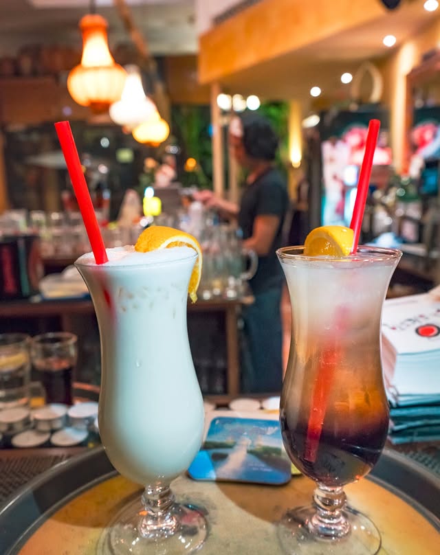 Zwei bunte Cocktails mit Zitrone und Strohhalm an der Bar im La Siesta Iserlohn