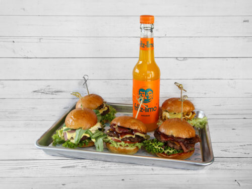 Mini-Burger-Auswahl mit Softdrink bei Little Dram Burger Köln auf einem Tablett serviert