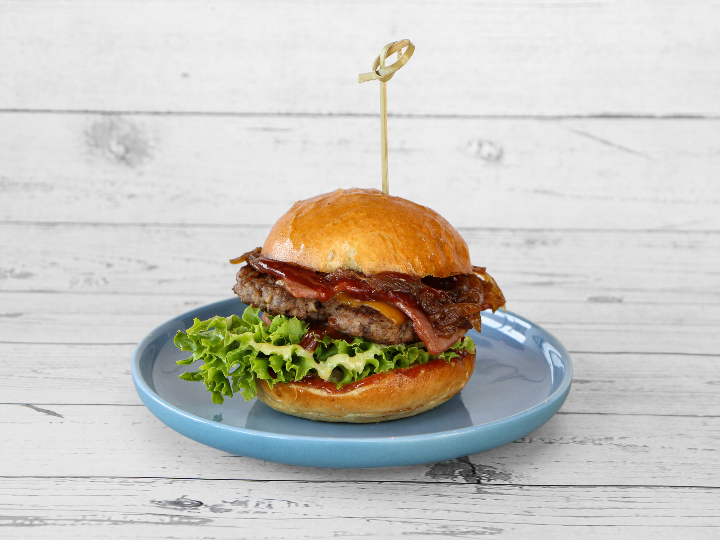 BBQ-Burger mit knusprigem Bacon, Salat und würziger Sauce bei Little Dram Burger Köln