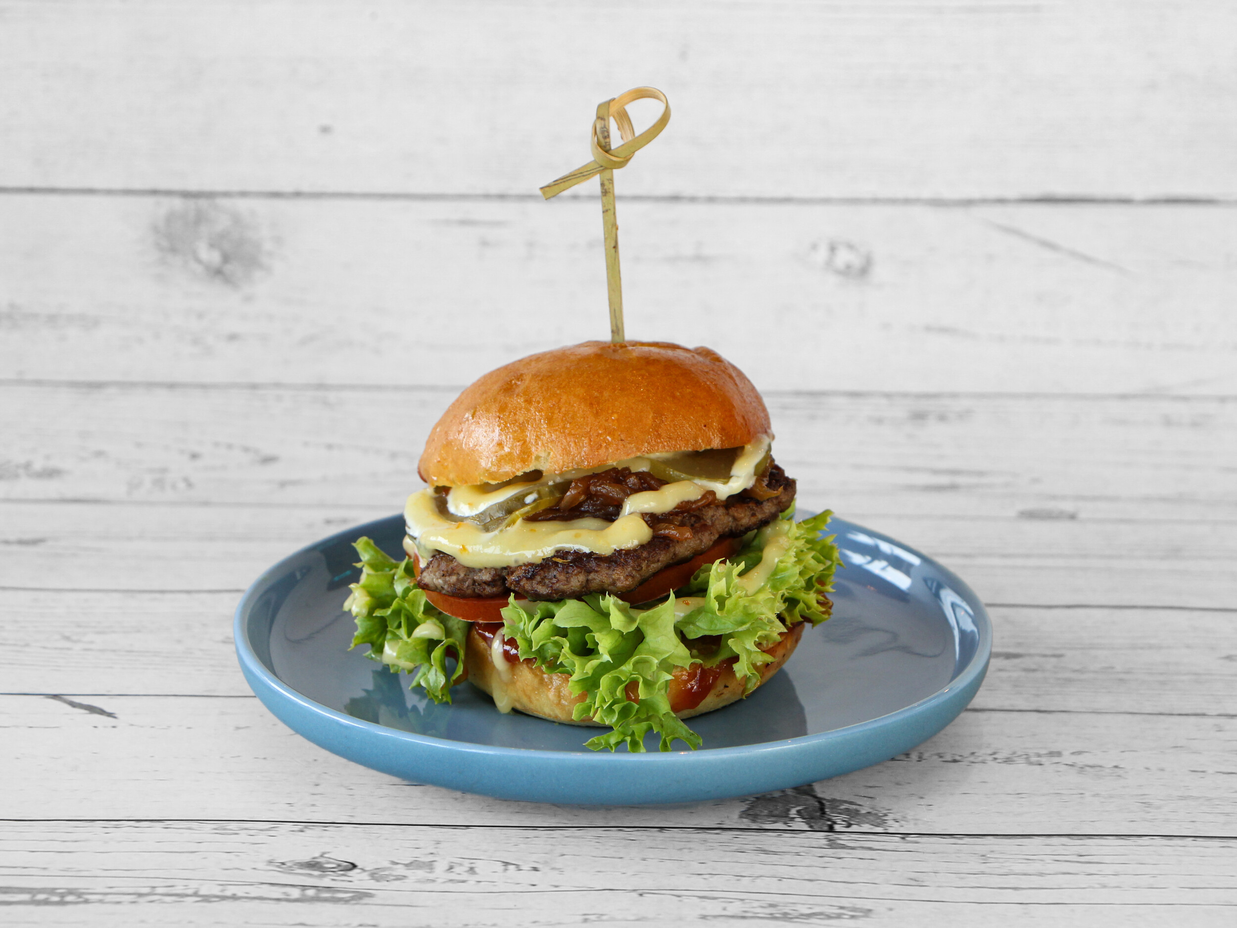 Saftiger Cheeseburger mit Salat, Tomate und Cheddarkäse bei Little Dram Burger Köln