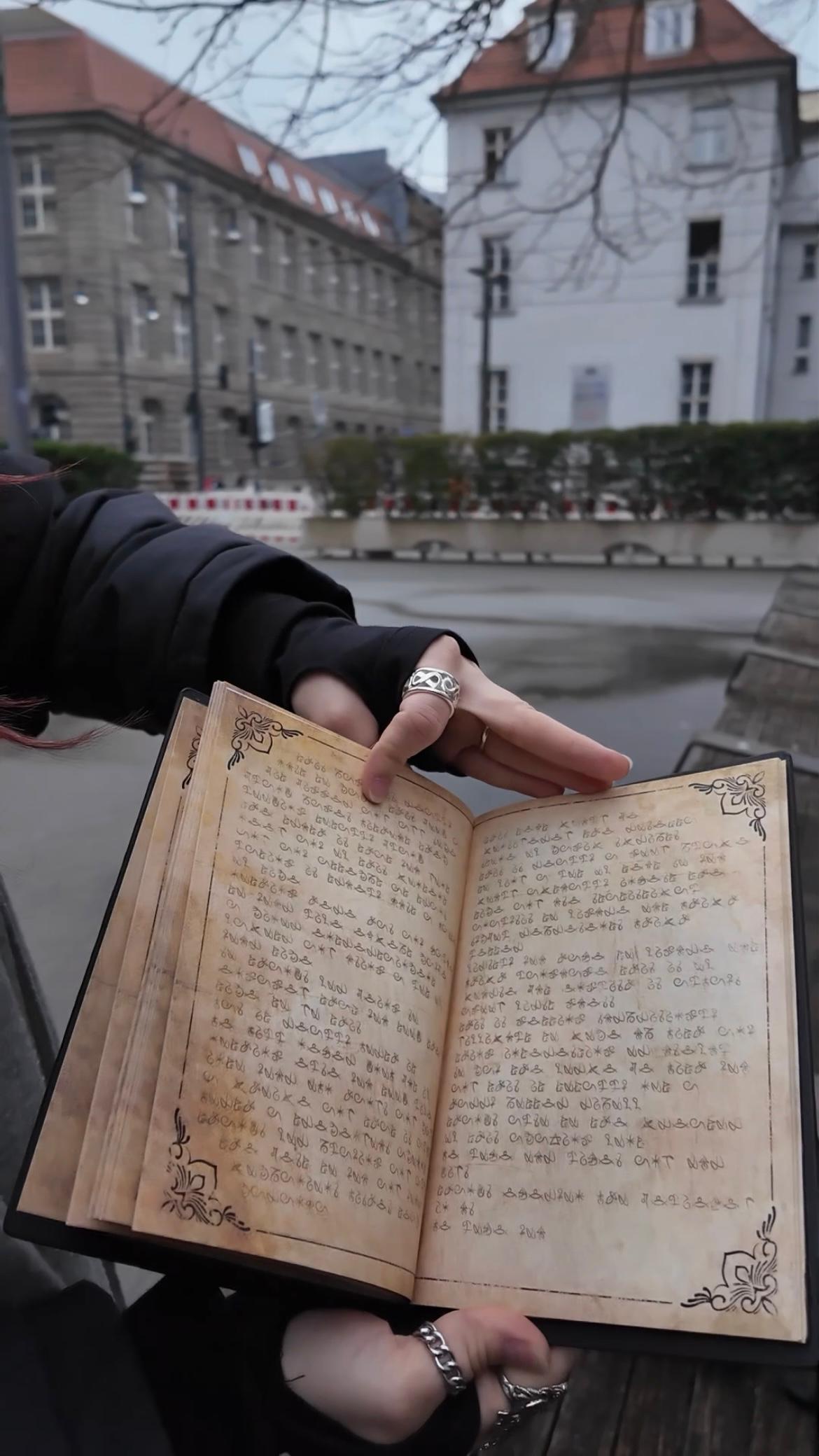 Rätselbuch bei der Outdoor Escape Tour des Maranja Adventure Clubs in Berlin