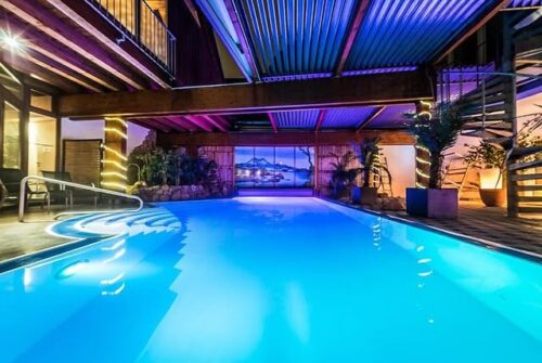 eleuchteter Innenpool im Mauritius Hotel & Therme Köln mit tropischem Ambiente