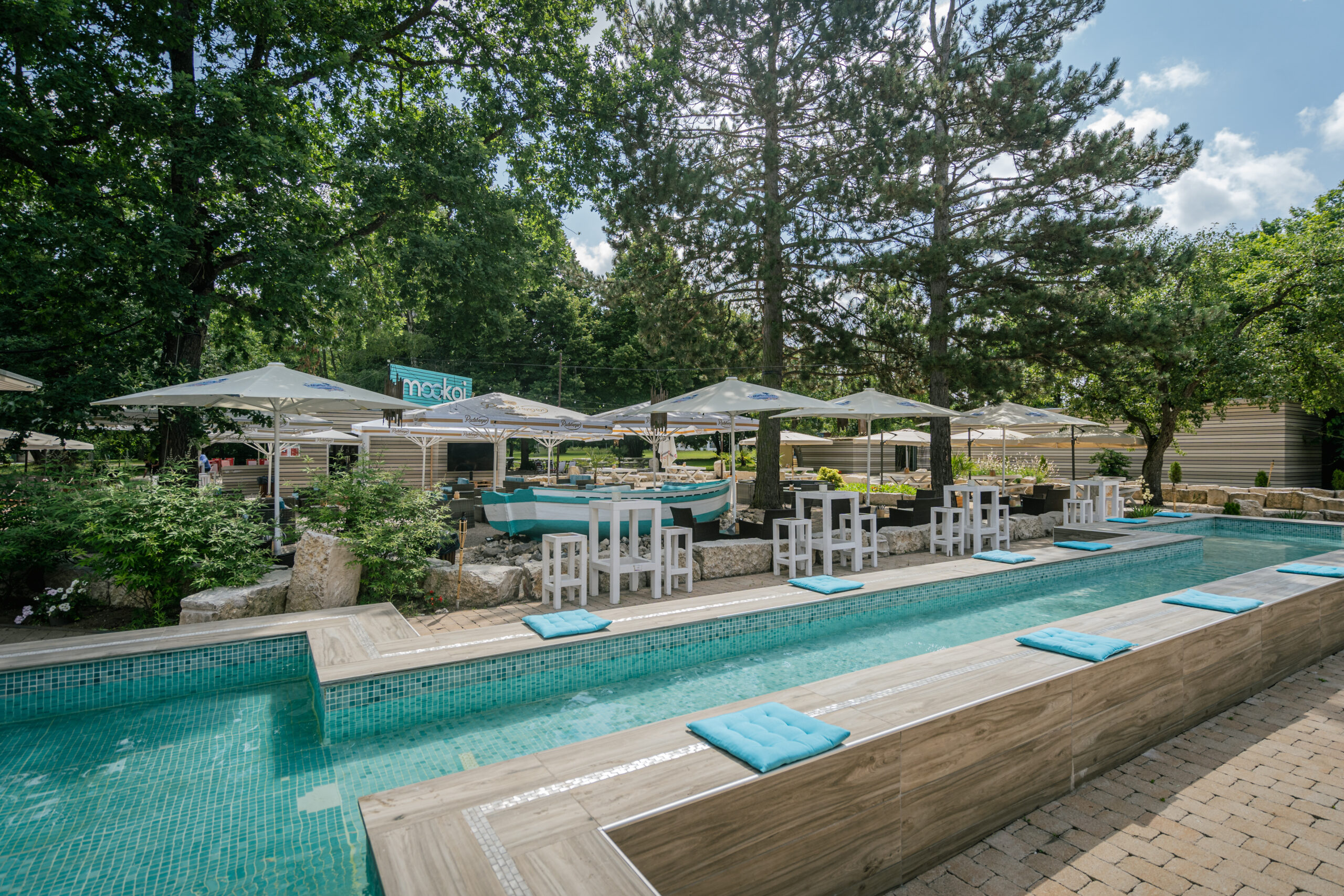 Außenbereich des Mookai Beach Rodenbach mit stilvoller Lounge und Poolbereich
