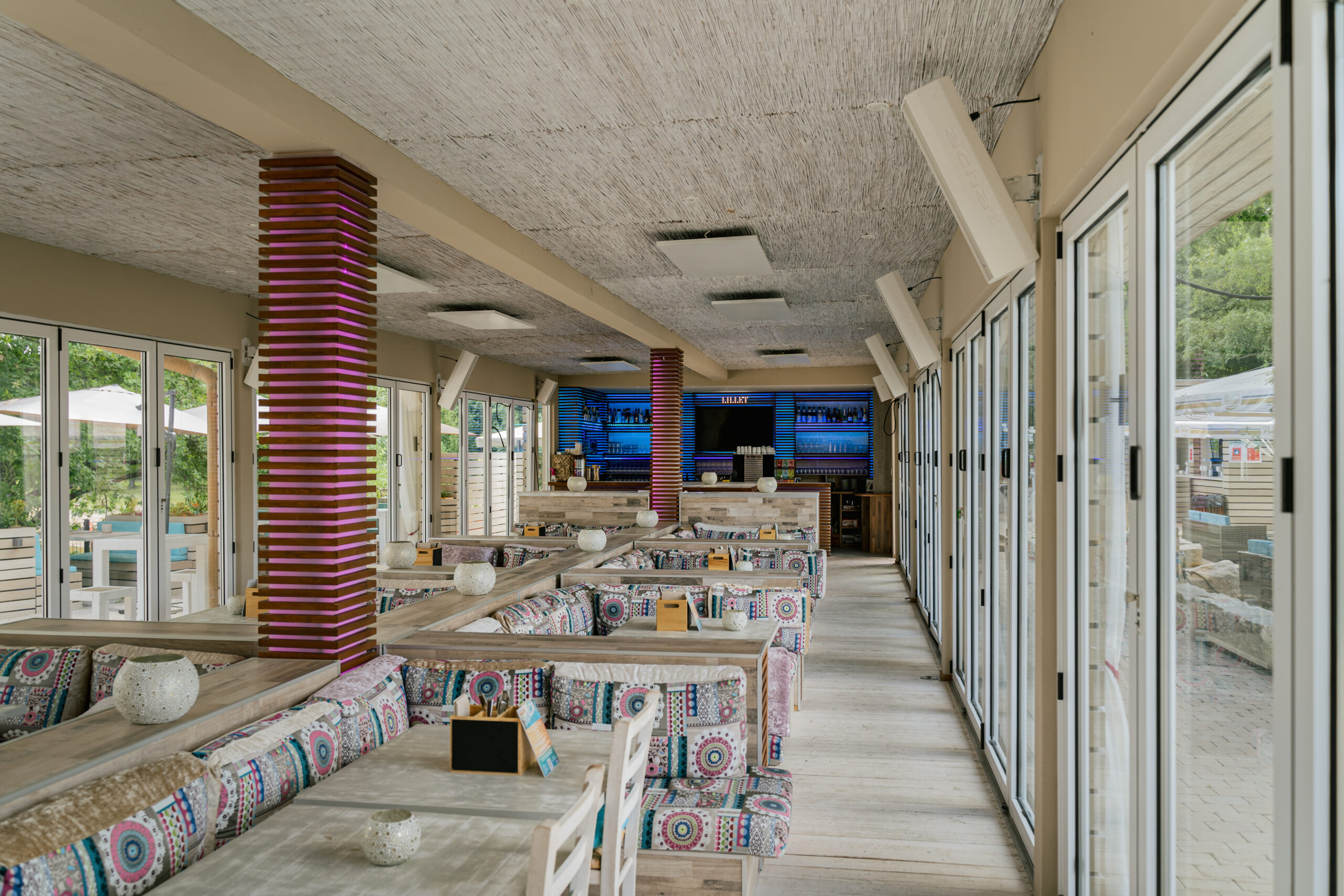 Innenbereich des Mookai Beach in Rodenbach mit gemütlichen Sitzplätzen und modernen Dekorationen
