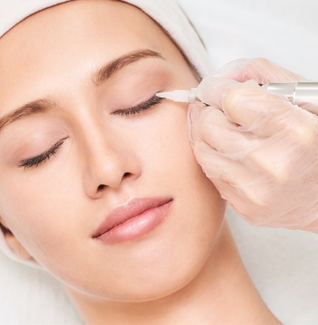 Permanent Make-up Behandlung der oberen Augenlider in Nahaufnahme