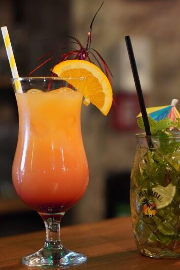 Bunte Cocktails mit Deko in der Q8 Sportslounge Mainz auf der Theke