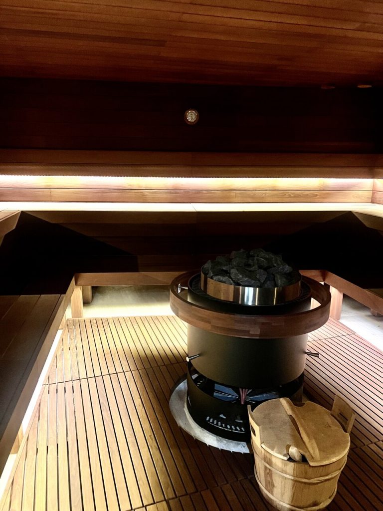 Traditioneller Saunaofen mit glühenden Steinen in Schwelm