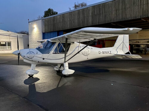  Ultraleichtflugzeug vor dem Hangar bei Startbahnzwo6 in Bottrop am Abend
