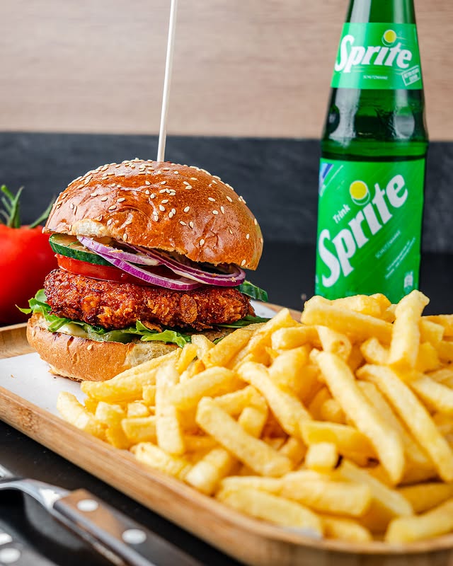 Burger mit knusprigem Patty, frischen Zutaten, Pommes und Sprite im Burger House Köln