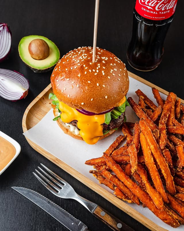 Cheeseburger mit Süßkartoffelpommes, Avocado und Dip im Burger House Köln