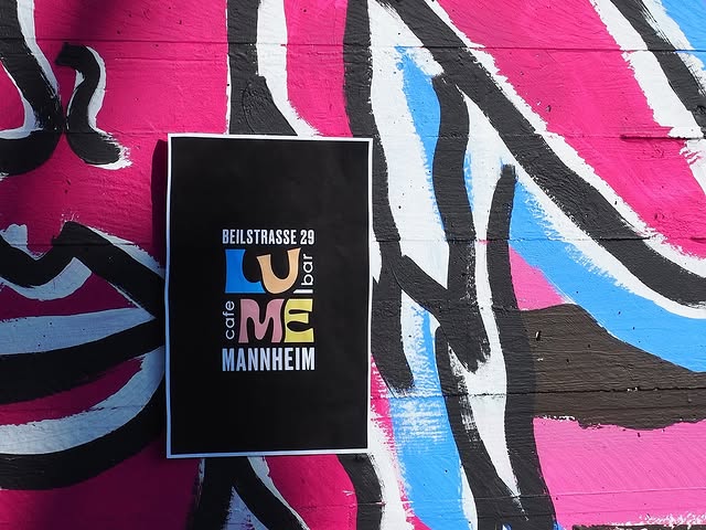 Lume Café Bar Mannheim: Modernes Logo vor farbenfrohem Graffiti-Hintergrund