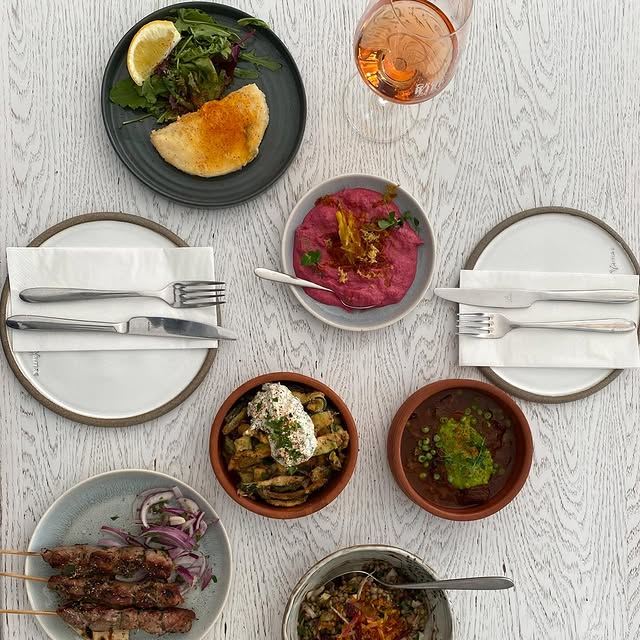 Auswahl an Meze-Gerichten im Yamas Dortmund, inklusive Salaten, Saucen und gegrilltem Fleisch