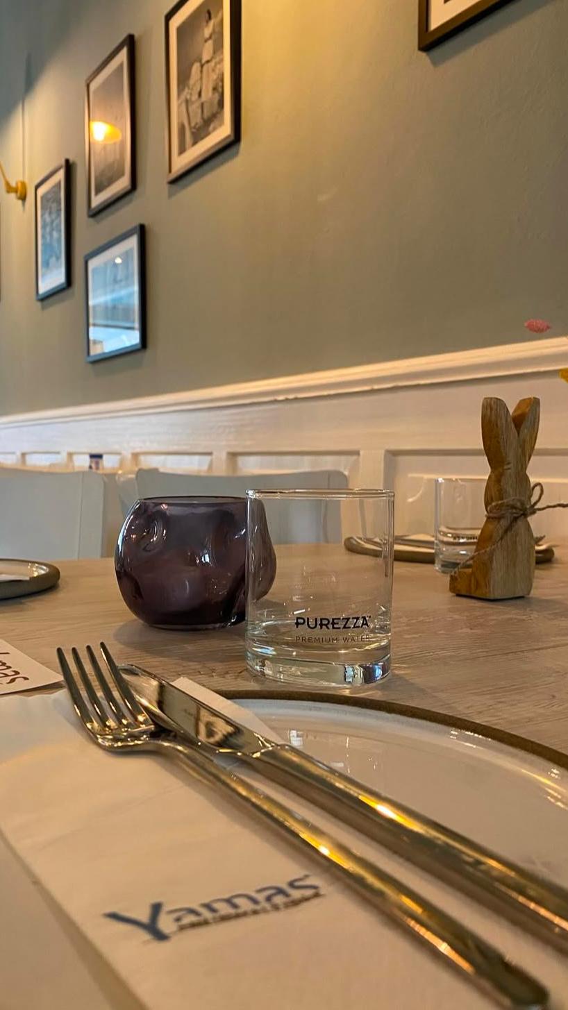 Dekorierter Tisch bei Yamas Dortmund mit Gläsern und Besteck für Gäste