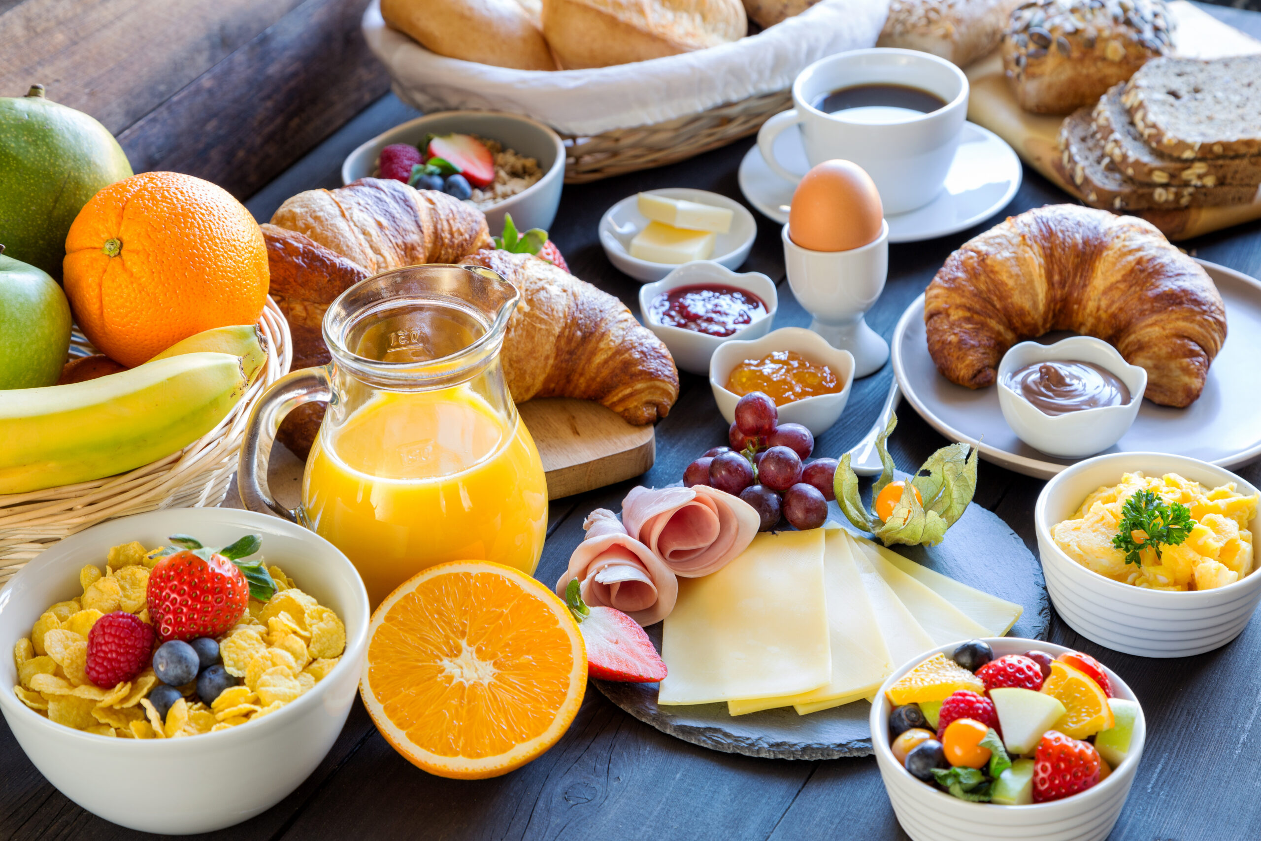 Reichhaltiger Frühstücksbrunch mit Croissants, Ei, Käse, Obst und Kaffee in der Gaststätte Zum Anpfiff Bochum