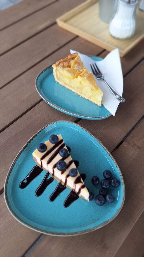 Matcha Latte, Whipped Coffee & Kuchen für 2 Personen