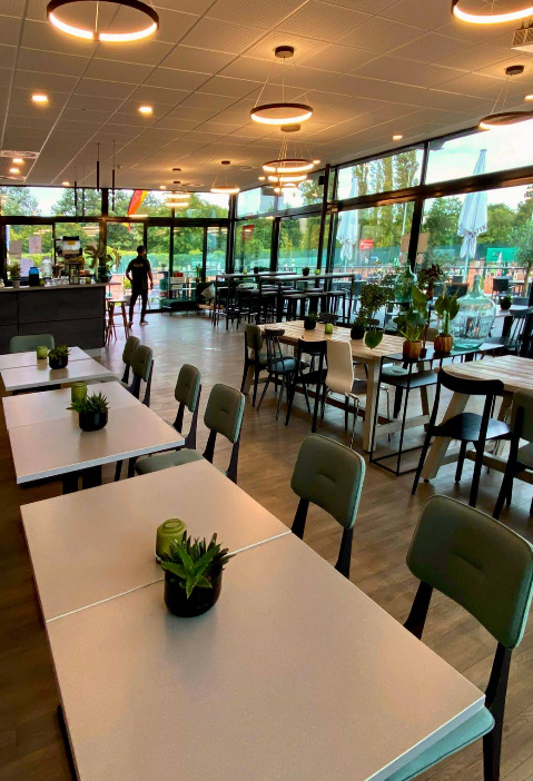 Modernes, lichtdurchflutetes Restaurantambiente mit grüner Deko bei Buonissimo in Krefeld