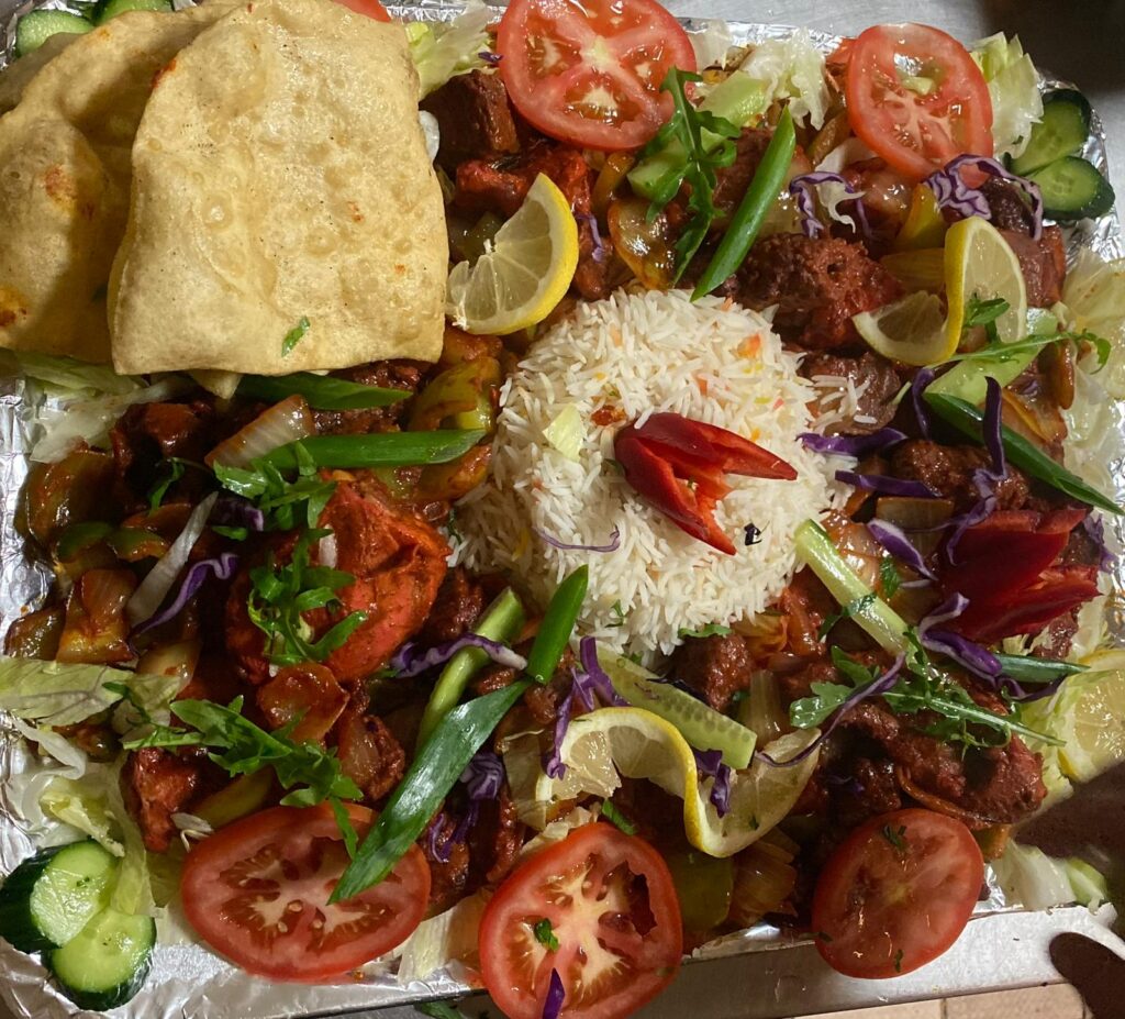 Große indische Grillplatte mit Reis, frischem Gemüse, Brot und Fleischspezialitäten im Haweli Berlin