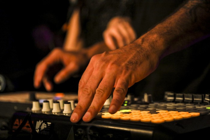 DJ legt live an einem Mischpult in der House of Gin Bar im Hotel Palace Berlin auf