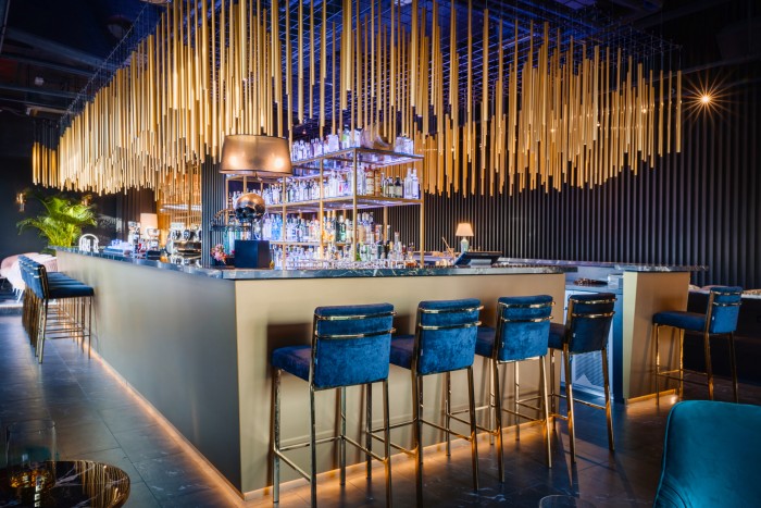 Stilvoll beleuchteter Barbereich mit modernem Design in der House of Gin Bar im Hotel Palace Berlin