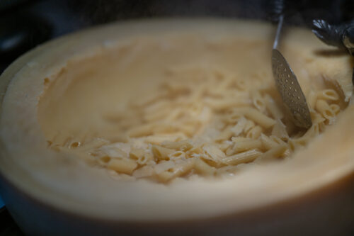 Handmade Pasta im Käselaib & Getränk für 2 Personen