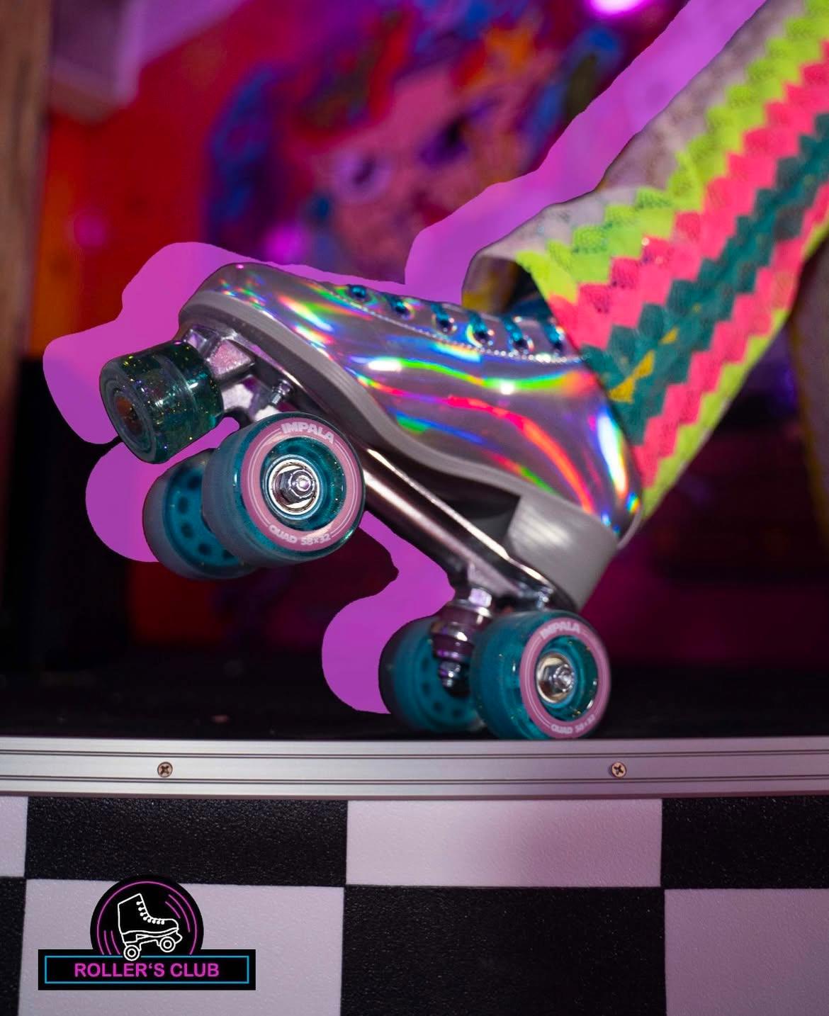 Glänzender Retro-Rollschuh mit bunten Neonstreifen im Rollers Club Köln