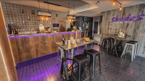 Moderner Innenbereich der Shades Café Bar Dortmund mit Bar und Hochtischen