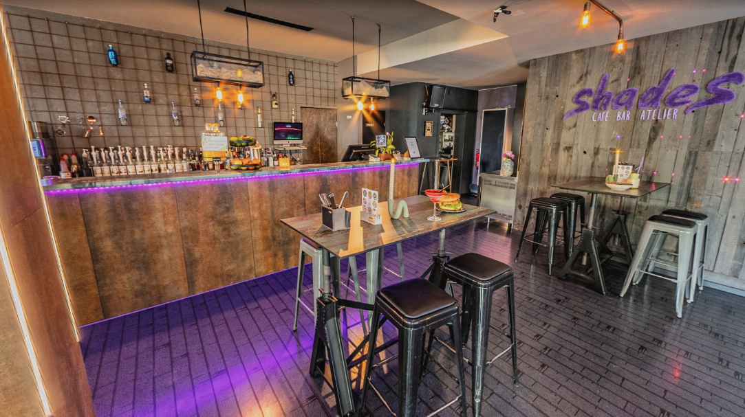 Moderner Innenbereich der Shades Café Bar Dortmund mit Bar und Hochtischen