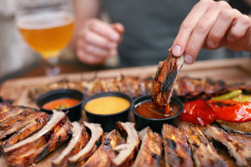 Saftige Spareribs mit verschiedenen Dips und Bier beim All-you-can-eat