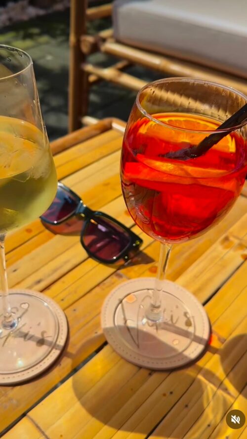 Zwei Sommerdrinks – Aperol Spritz und Weißwein – auf dem Tisch bei Vakis Duisburg